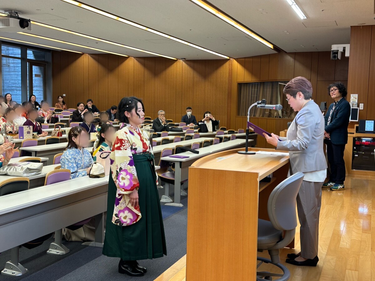 卒業証書授与式が行われました | 卒業生 | 大妻女子大学 比較文化学部
