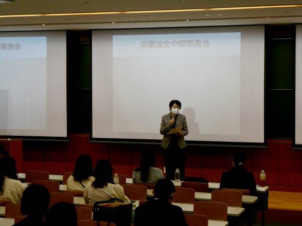 （写真）学科長による講評・コメント