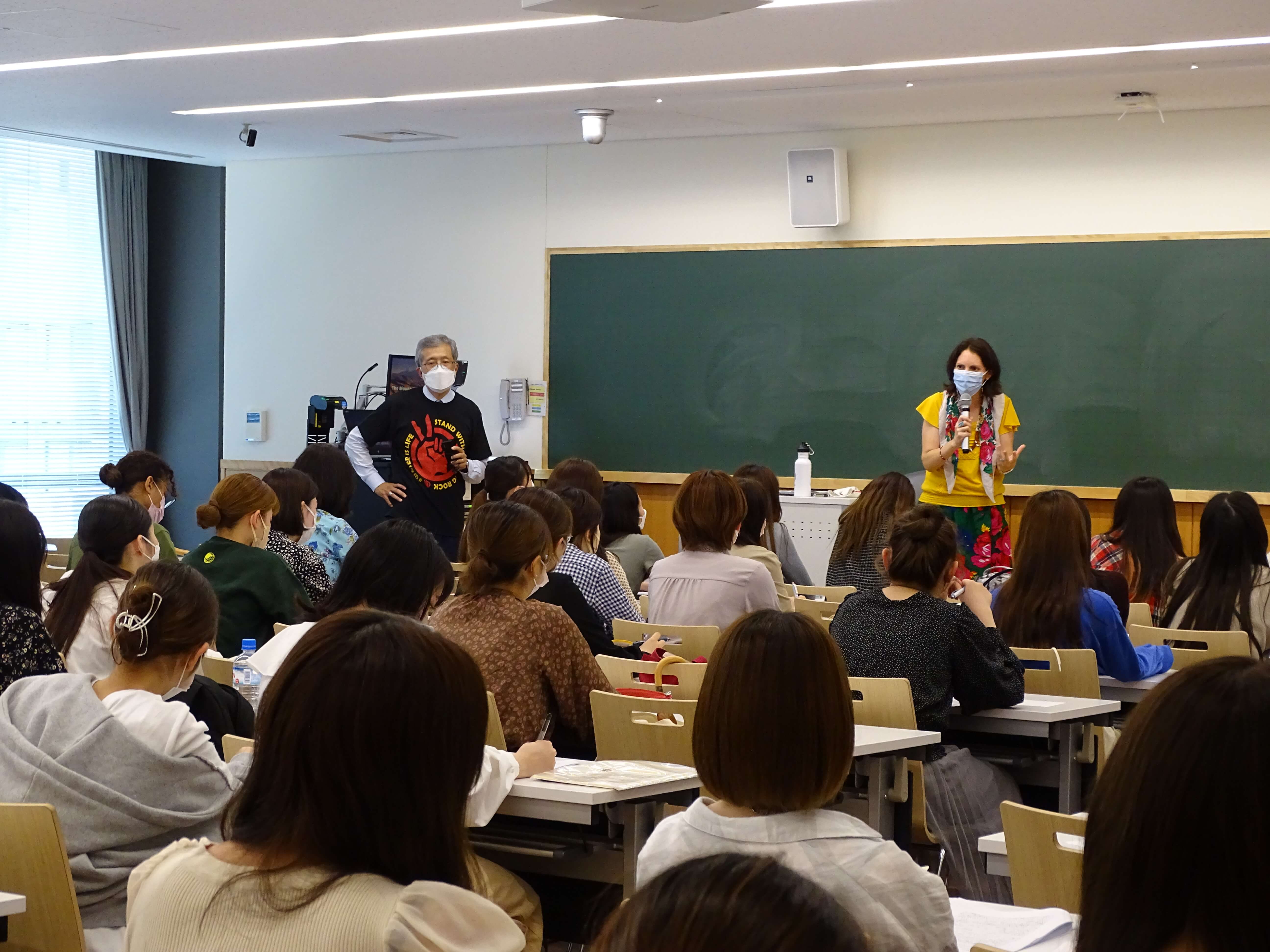 （写真　下）講演の様子